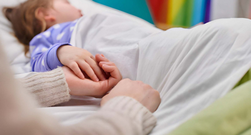Bimbo di 18 mesi muore in ospedale, altri quattro ricoverati: si indaga
